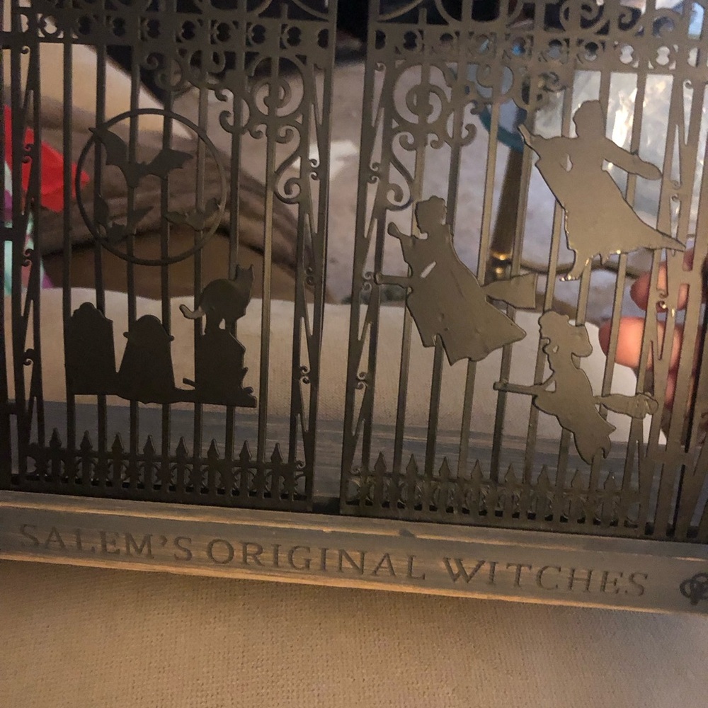 🎃🎠Disney Metal Gate Art with Sanderson Sisters - $20 or $15 w/offer